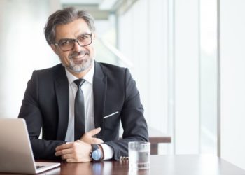 cheerful-businessman-in-eyeglasses-in-office_1262-3710